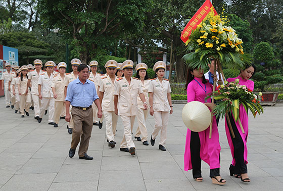 Trải qua 60 năm xây dựng, chiến đấu và trưởng thành, lực lượng An ninh Chính trị nội bộ luôn nỗ lực hoàn thành xuất sắc nhiệm vụ (Trong ảnh: Lãnh đạo, CBCS Phòng An ninh Chính trị nội bộ dâng hoa báo công lên Bác tại Khu di tích Kim Liên, huyện Nam Đàn nhân kỷ niệm 60 năm thành lập lực lượng)