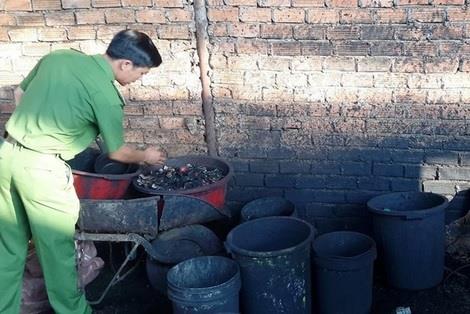 Kiểm tra cơ sở chế biến cà phê bằng cách nhuộm pin ở Đắc Lăk.