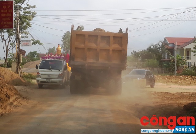 Xe ôtô đang vận chuyển đất san lấp lấy từ địa điểm khai thác trái phép