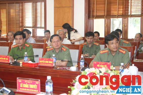 Các đồng chí trong BTV Đảng ủy, Phó Giám đốc Công an tỉnh tham dự lễ tọa đàm