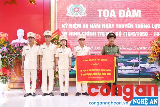 Phòng ANCTNB vinh dự được nhận bức trướng của UBND tỉnh