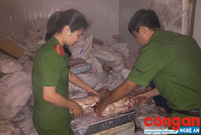 Cảnh sát Môi trường Công an TP Vinh kiểm tra số thực phẩm không rõ nguồn gốc