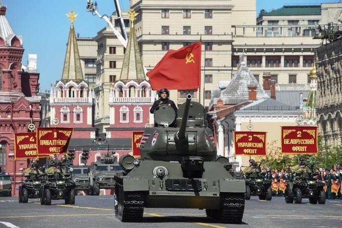 Quân đội Nga mang tới lễ Duyệt binh Chiến thắng năm nay 159 khí tài cơ giới và 75 máy bay các loại. Mở đầu khối duyệt binh cơ giới là chiếc xe tăng huyền thoại T-34, được coi là biểu tượng cho sức mạnh quân sự Liên Xô trong Thế chiến II.
