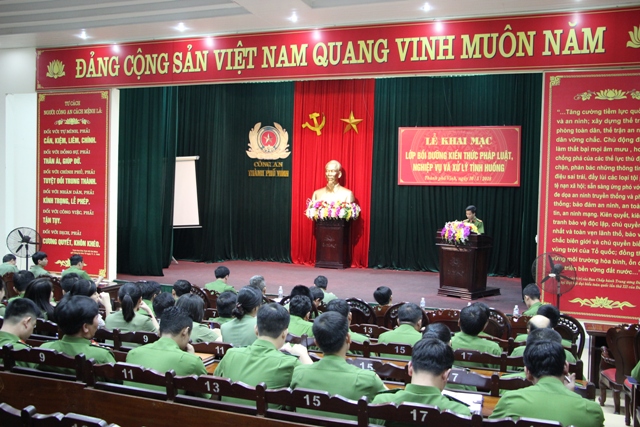 Học viên tham gia bồi dưỡng kiến thức pháp luật và xử lý tình huống là CBCS các đội nghiệp vụ Công an Tp Vinh