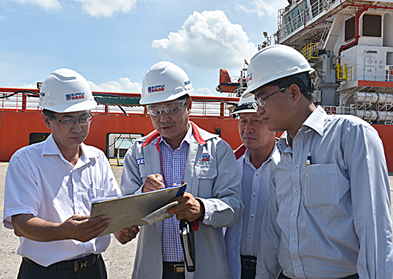 Đoàn kiểm tra ATVSLĐ kiểm tra tại Công ty Cảng dịch vụ dầu khí (TP.Vũng Tàu).