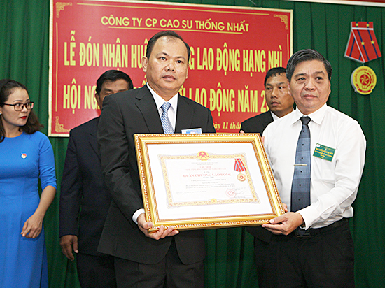 Thừa ủy quyền của Chủ tịch nước, đồng chí Lê Tuấn Quốc, Phó Chủ tịch UBND tỉnh trao Huân chương Lao động hạng Nhì cho đại diện Công ty CP Cao su Thống Nhất.
