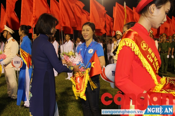Các đại biểu tặng hoa, cờ lưu niệm cho các đoàn VĐV