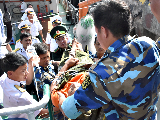 Ngư dân Bùi Thanh Hồng được đưa lên bờ và chuyển lên Bệnh viện 175 tiếp tục điều trị.