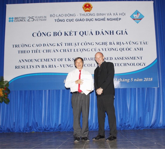 Đại diện Hội đồng Anh Việt Nam (phải) trao báo cáo đánh giá chất lượng cho ThS.Lê Duy Cầu, Hiệu trưởng Trường CĐ Kỹ thuật Công nghệ BR-VT.