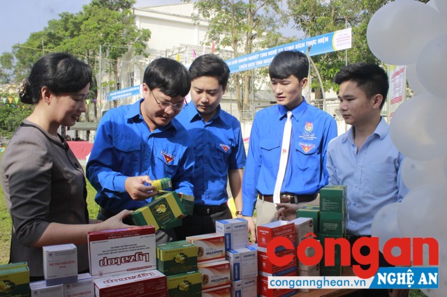 Các đại biểu tham quan hội trại gắn với các gian hàng trưng bày giới thiệu hoạt động sản xuất, kinh doanh của các doanh nghiệp