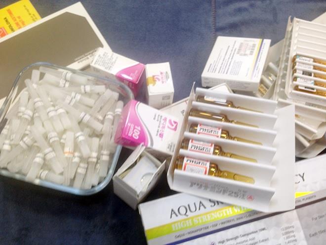 Nhiều hộp thuốc truyền trắng, thuốc filler không nguồn gốc được phát hiện tại cơ sở thẩm mỹ chui và những hình ảnh tự quảng cáo trên mạng để lôi kéo khách của cơ sở thẩm mỹ ở chung cư quận 5, TP Hồ Chí Minh.