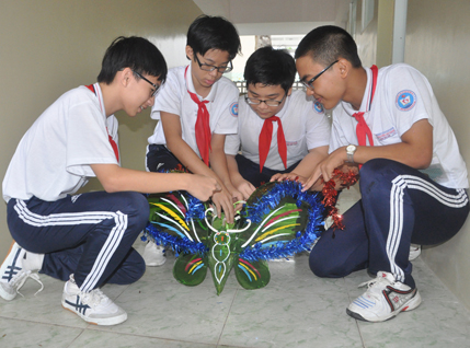 Đội viên, thiếu nhi Trường THCS Nguyễn An Ninh (TP.Vũng Tàu) làm lồng đèn tặng trẻ em nghèo.