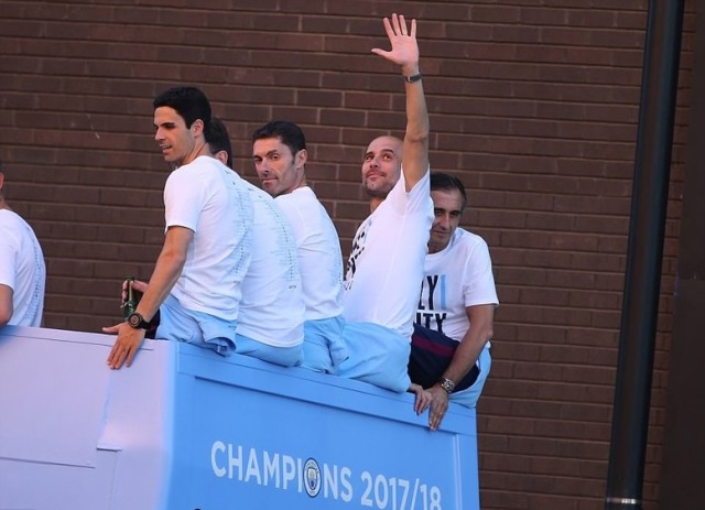Pep Guardiola vẫy tay chào người hâm mộ