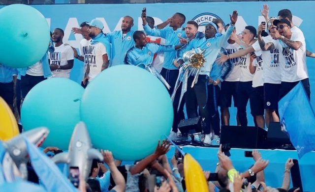 Cầu thủ Man City nhảy múa, hát hò trong buổi lễ mừng công