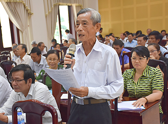 Cử tri Nguyễn Quý Tỵ (xã Kim Long, huyện Châu Đức) phát biểu tại buổi tiếp xúc cử tri.