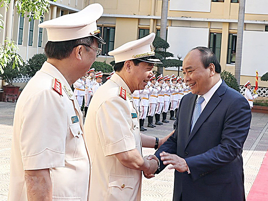 Lãnh đạo Bộ Công an đón Thủ tướng Nguyễn Xuân Phúc. Ảnh: THỐNG NHẤT
