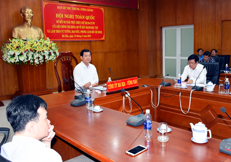 Đồng chí Nguyễn Hồng Lĩnh, Ủy viên Trung ương Đảng, Bí thư Tỉnh ủy, Chủ tịch HĐND tỉnh chủ trì hội nghị tại điểm cầu Tỉnh ủy và 8 huyện, thành phố.