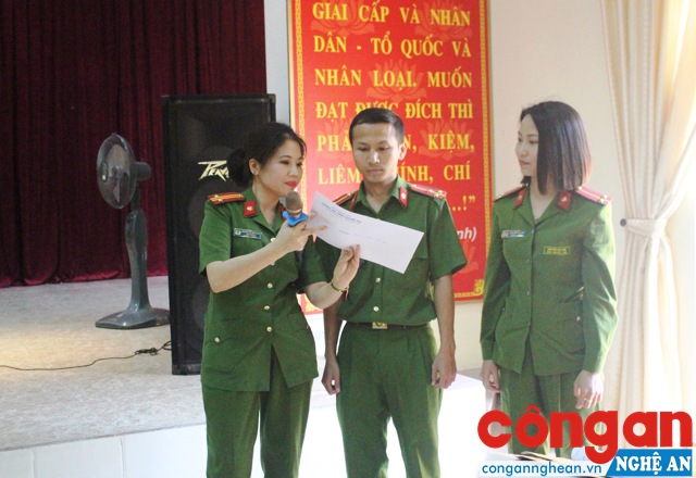 Ban tổ chức kiểm tra niêm phong đề thi