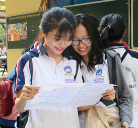 HS Trường THPT Trần Nguyên Hãn (TP. Vũng Tàu) thảo luận sau buổi thi thử THPT Quốc gia lần 1 do Sở GD-ĐT tổ chức. 