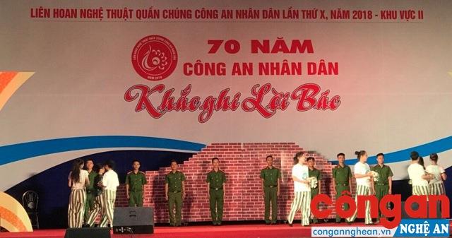 Một trong số những tiết mục được dàn dựng tham gia                                         Liên hoan nghệ thuật quần chúng CAND khu vực II