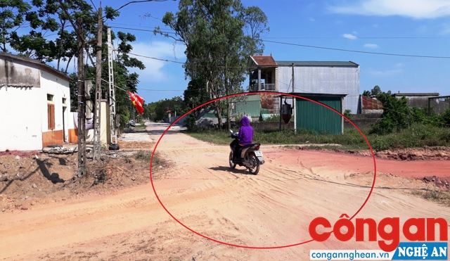 Đoạn đường giao cắt đang thi công nhưng không có biển báo giảm tốc độ