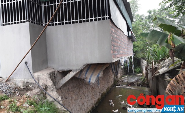 2 hộ gia đình xây dựng lấn chiếm ra mương  tiêu thoát nước nhưng địa phương không biết?