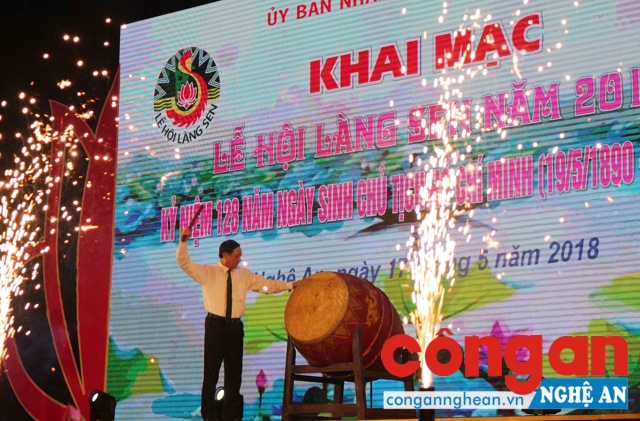 Đồng chí Lê Minh Thông, Phó Chủ tịch UBND tỉnh đánh trống khai mạc chương trình Lễ hội Làng Sen