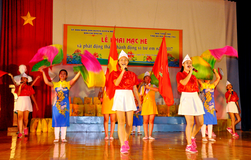 Các em thuộc Đội Nghệ thuật Măng non Nhà thiếu nhi tỉnh biểu diễn phục vụ trẻ em huyện Xuyên Mộc dịp hè 2017.