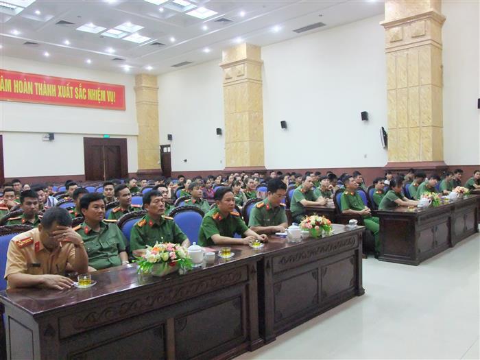 Các đại biểu tham gia lớp bế giảng