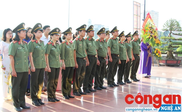 Cán bộ, chiến sỹ Báo Công an Nghệ An dâng hoa báo công lên Bác nhân kỷ niệm 34 năm Ngày phát hành số báo đầu tiên