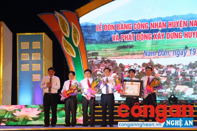 Phó Thủ tướng Vương Đình Huệ và Bí thư Tỉnh ủy Nguyễn Đắc Vinh trao Bằng công nhận Huyện nông thôn mới cho Đảng bộ và nhân dân huyện Nam Đàn