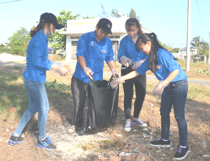 ĐVTN vệ sinh môi trường, thu gom rác tại ấp An Hòa (xã Lộc An, huyện Đất Đỏ).