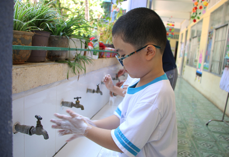 HS trường mầm non Ánh Dương (TP.Vũng Tàu) rửa tay bằng xà bông trước khi ăn.