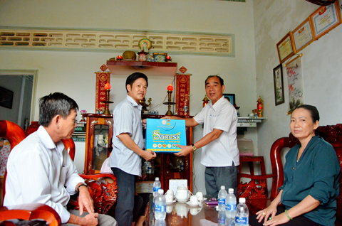 Ông Lâm Văn Hồng, Phó Chủ tịch UBND huyện Long Điền trao quà cho ông Hồ Bửu Thức (giáo viên tại xã Phước Tỉnh) bị tai biến.
