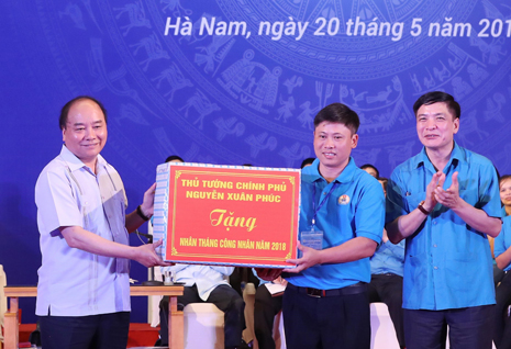 Thủ tướng Nguyễn Xuân Phúc tặng quà cho công nhân lao động nhân “Tháng công nhân năm 2018”. 