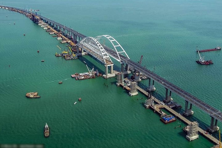 Một bức ảnh đẹp về cây cầu Eo biển Kerch nối liền bán đảo Crimea với phần phía nam của lục địa Nga. Ảnh: MostLife.