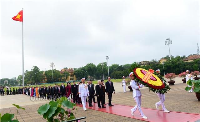 Lãnh đạo Đảng, Nhà nước viếng lăng Chủ tịch Hồ Chí Minh trước phiên khai mạc kỳ họp thứ 5