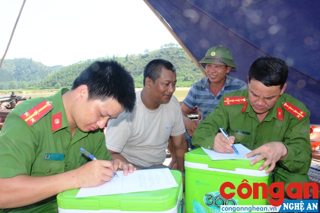Cán bộ Đội 3, Phòng Cảnh sát Môi trường lấy lời khai người vi phạm