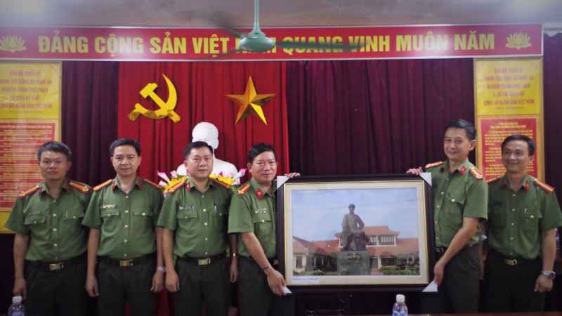 2 đơn vị tặng hiện vật kỉ niệm 