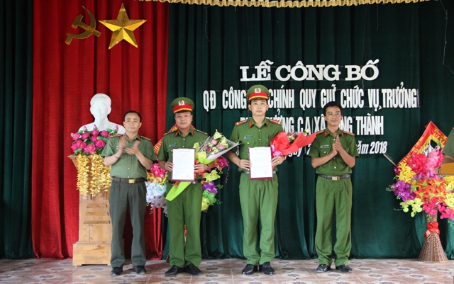 Thượng tá Phan Thế Sơn – Phó Trưởng Phòng TCCB và Trung tá Phạm Ngọc Cảnh – Trưởng Công an huyện Yên Thành trao quyết định và tặng hoa chúc mừng tân Trưởng, Phó Công an xã Công Thành