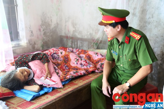 Thượng tá Nguyễn Đức Hải, Phó Giám đốc Công an tỉnh thừa ủy quyền của Thứ trưởng Bộ Công An và trao sổ tiết kiệm 50 triệu đồng cho mẹ của nữ Liệt sỹ Đinh Thị Vinh tại huyện Quỳnh Lưu, tỉnh Nghệ An.