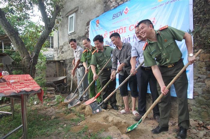 Đại diện Lãnh đạo Phòng công tác Đảng và Công tác quần chúng, Đoàn thanh niên, Phòng Cảnh sát Hình sự Công an tỉnh, Ngân hàng BIDV Chi nhánh Nghệ An và chính quyền địa phương làm lễ khởi công nhà tình nghĩa. 