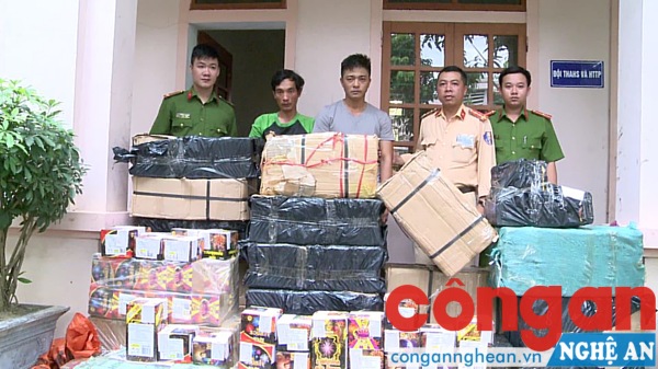  Hai đối tượng cùng tang vật tại cơ quan công an