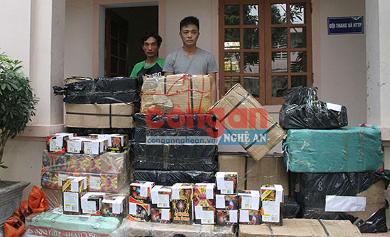 2 đối tượng cùng số pháo bị thu giữ