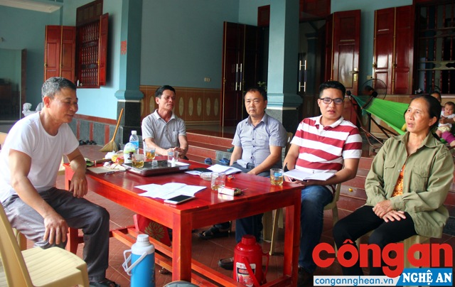 Liên tiếp các vụ vỡ nợ thời gian vừa qua đã đẩy nhiều gia đình vào hoàn cảnh khốn cùng (Trong ảnh: Người dân thất thần khi DNTN vàng bạc Phúc Nhiên tại xã Bảo Thành, huyện Yên Thành huy động hàng chục tỉ đồng rồi tuyên bố vỡ nợ)
