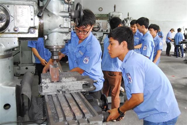 Hiện nay, học sinh đang chú trọng việc học nghề thay vì vào học đại học - Ảnh minh họa