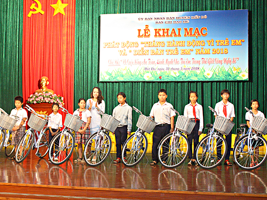 Bà Trần Thị Ngọc Trâm, Trưởng phòng Chăm sóc và Bảo vệ trẻ em (Sở LĐTBXH) trao xe đạp cho các em học sinh có hoàn cảnh khó khăn trên địa bàn huyện Đất Đỏ. Ảnh: VÂN ANH
