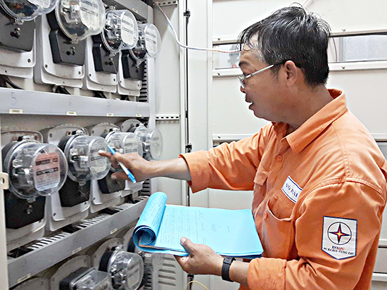  Công nhân Điện lực Vũng Tàu ghi chỉ số điện tại chung cư Lakeside (phường Nguyễn An Ninh, TP. Vũng Tàu).