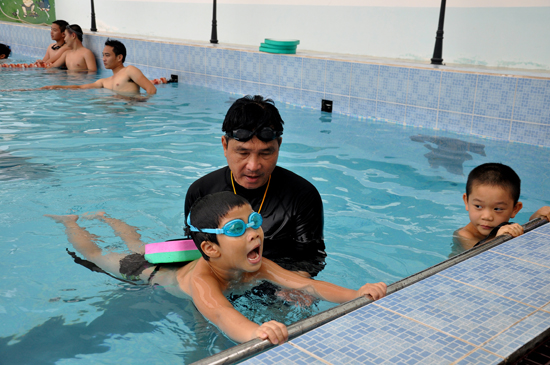 Ngày hè, nhiều trẻ em được phụ huynh cho đi học bơi. Trong ảnh: Trẻ học bơi tại Trung tâm Văn hóa - Thể thao Vietsovpetro.