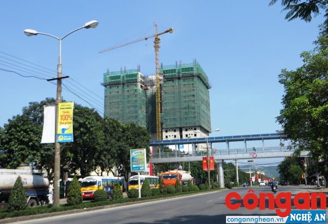 Cơ quan chức năng TP Vinh phát hiện công trình xây dựng vi phạm khi mới xây đến tầng 5, nay công trình vi phạm tiếp tục xây dựng đến tầng 19